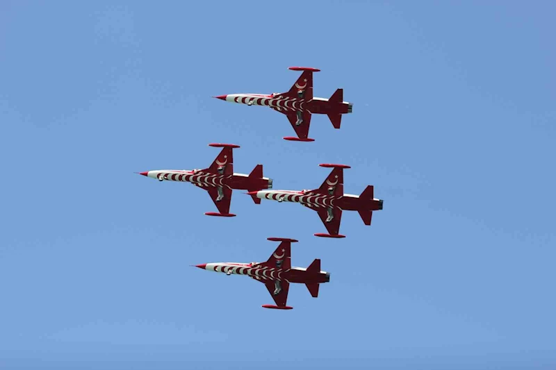 İlk kez gösteri uçuşu yapan HÜRJET hayran bıraktı
