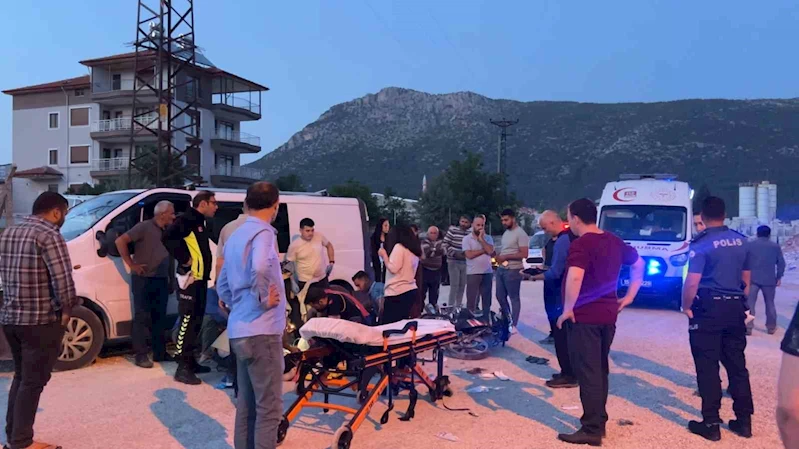 Burdur’da kamyonetle çarpışan motosikletteki 2 çocuk ağır yaralandı
