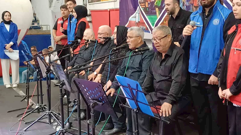 Huzurevi sakinlerinin konseri ayakta alkışlandı
