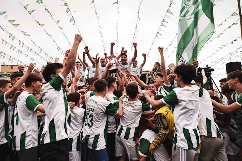 Çayelispor 3. Lig kupasını kaldırdı
