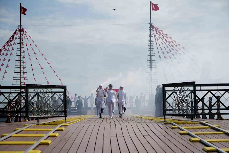 Atatürk’ü temsil eden bayrak karaya çıktı
