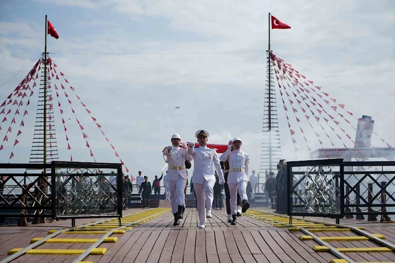 Atatürk’ü temsil eden bayrak karaya çıktı
