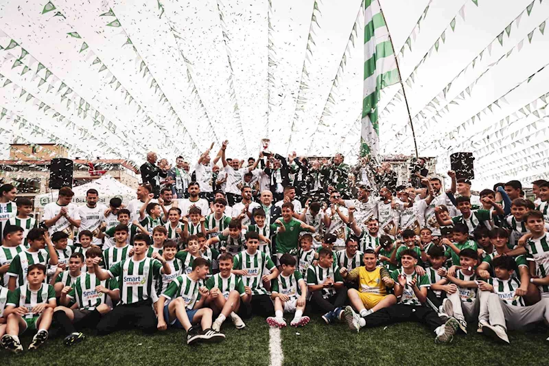 Çayelispor 3. Lig kupasını kaldırdı
