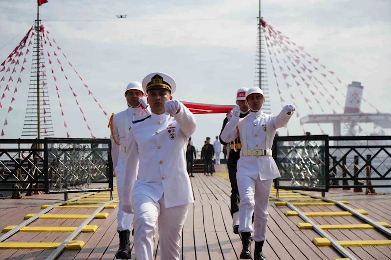 Atatürk’ü temsil eden bayrak karaya çıktı
