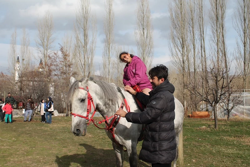 Bayburt’tan özel çocuklar ilk defa atlarla tanıştılar
