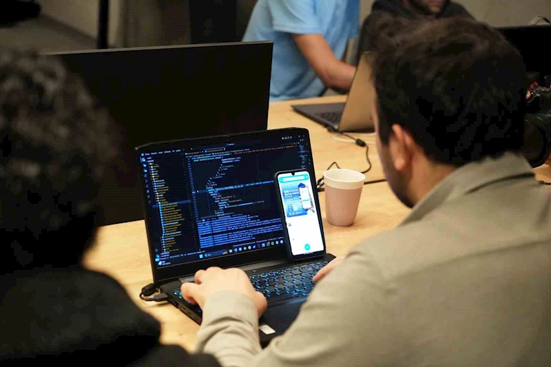 Üniversite-sanayi arasındaki dijital köprüyü kuracak mobil uygulama: ’JobSocial’
