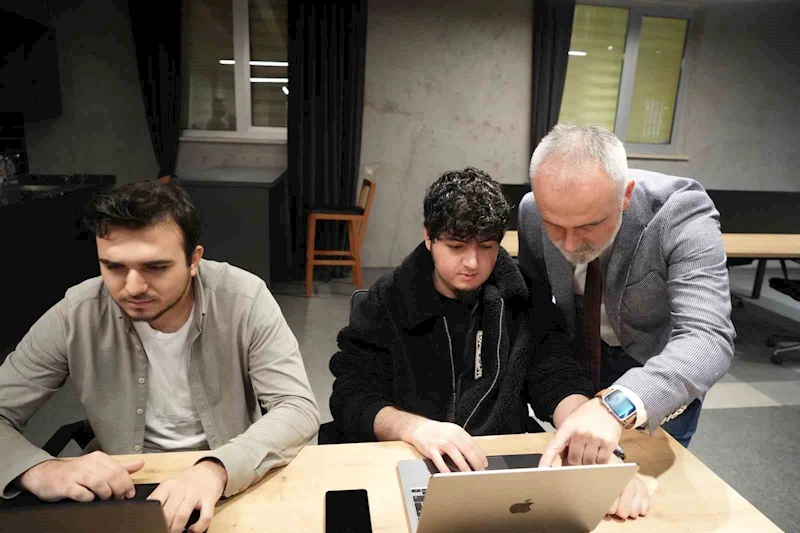 Üniversite-sanayi arasındaki dijital köprüyü kuracak mobil uygulama: ’JobSocial’
