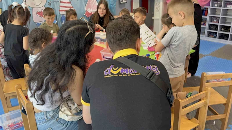 Öğretmen patlayan voleybol topunu elleriyle dikmişti: Öğrencilerden duygulandıran hareket
