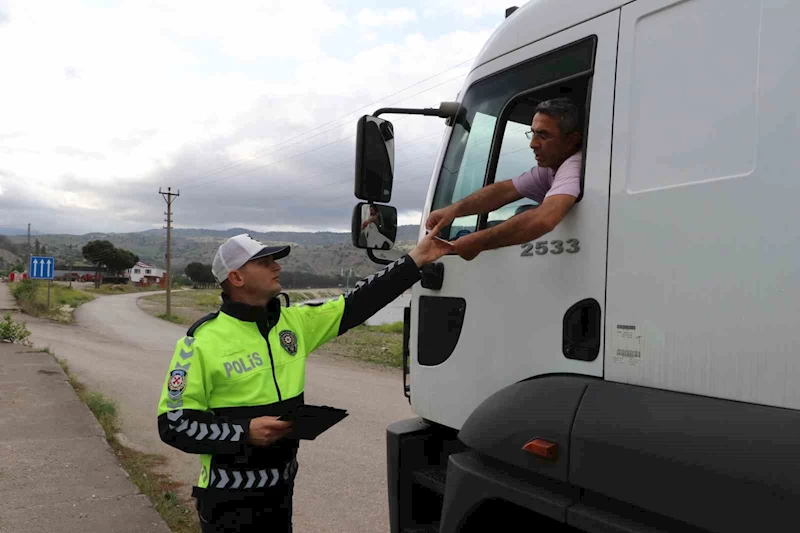 Taşova’da polis yük taşıyan araçları denetledi
