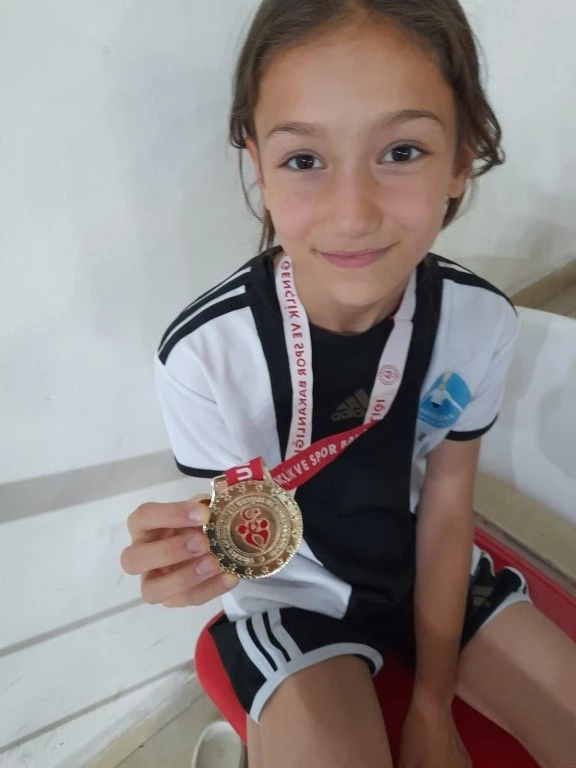 Yüzme yarışında derece elde etti
