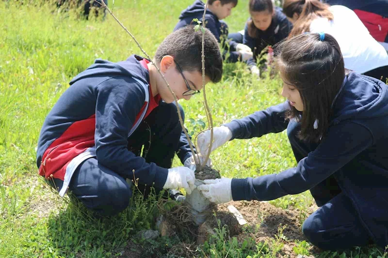 Öğrenciler Maden Müzesi’nin bahçesinde fidan dikti
