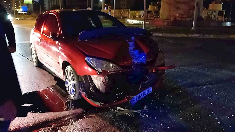 Otomobil hafif ticari araca çarptı: 3 yaralı
