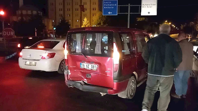 Otomobil hafif ticari araca çarptı: 3 yaralı
