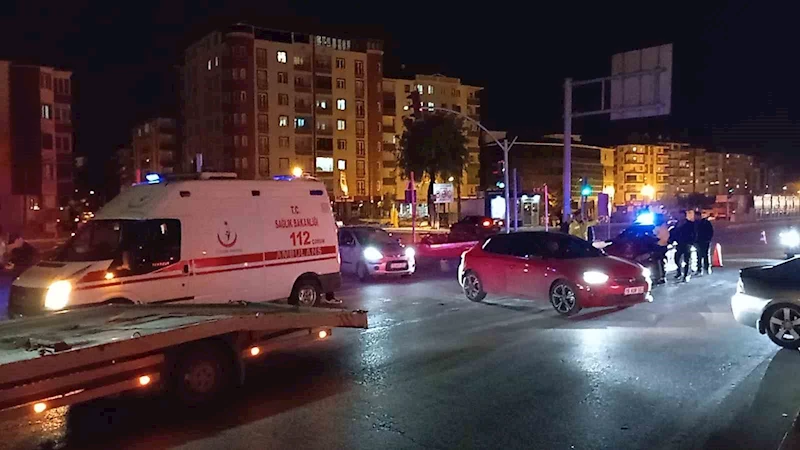 Otomobil hafif ticari araca çarptı: 3 yaralı
