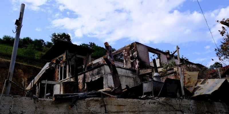 7 yıl önce elleriyle yaptıkları ev kül oldu
