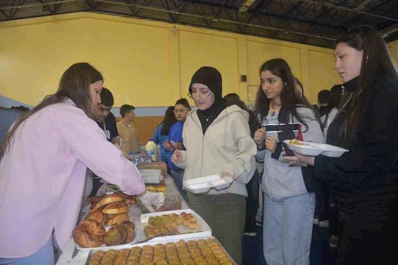 Öğrenciler, okullarının eksikleri için hayır çarşısı açtı

