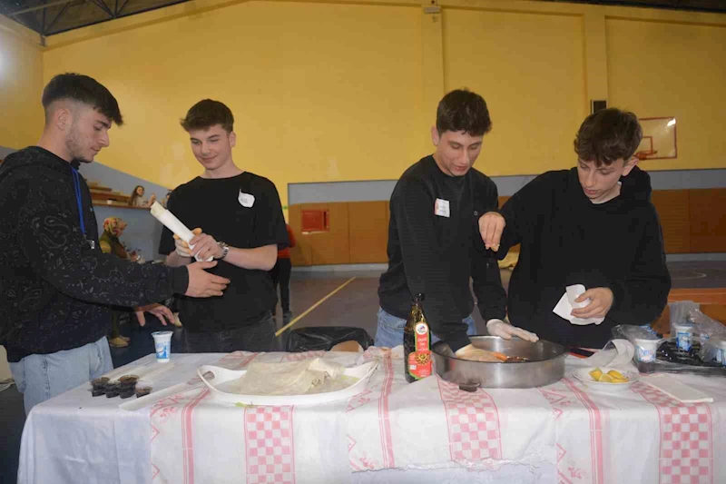 Öğrenciler, okullarının eksikleri için hayır çarşısı açtı
