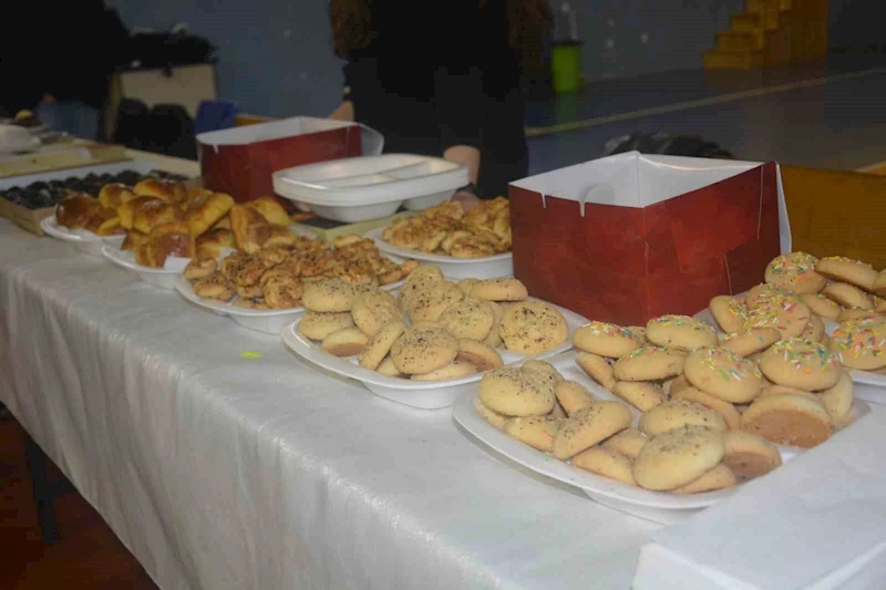 Öğrenciler, okullarının eksikleri için hayır çarşısı açtı
