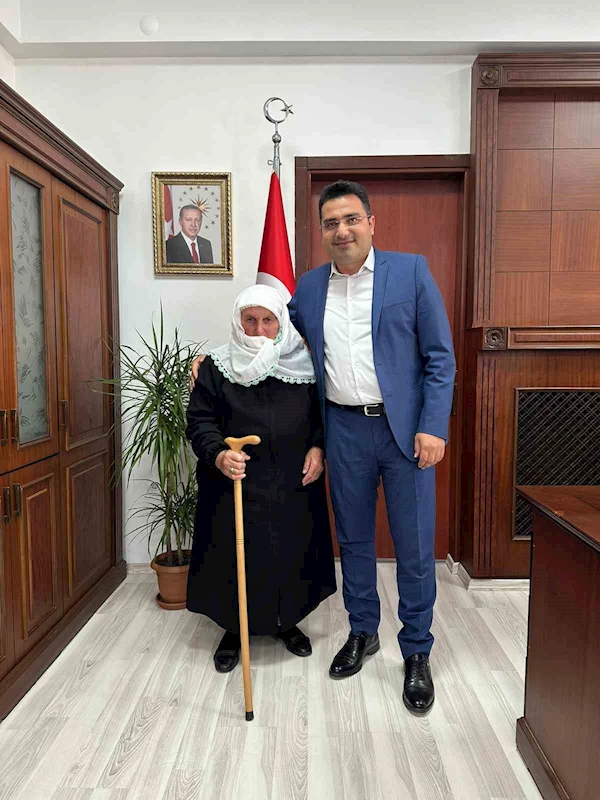 Depremde ineğini bağışlayan nineden Kaymakam’a ziyaret
