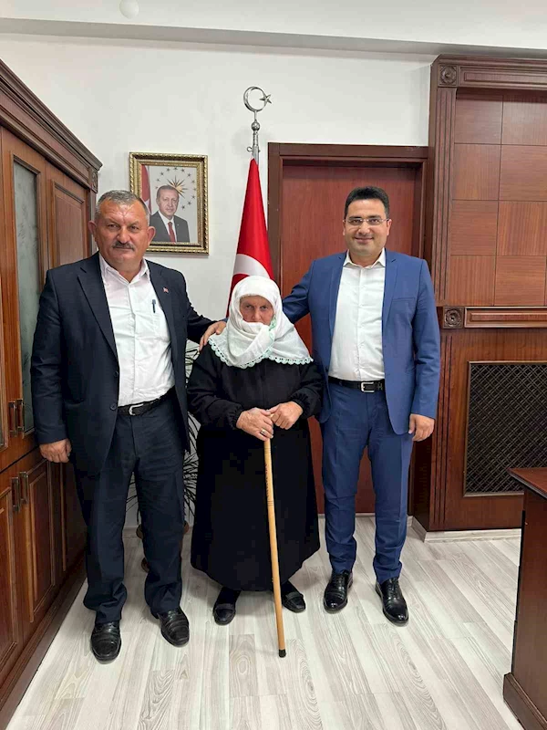 Depremde ineğini bağışlayan nineden Kaymakam’a ziyaret
