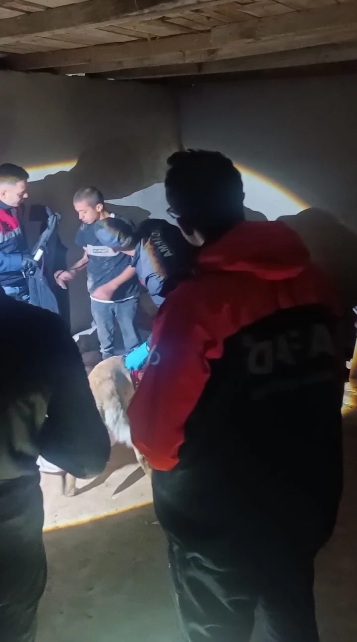 Tüm ekiplerin 7 saat boyunca aradığı çocuk çoban samanlıkta uyurken bulundu
