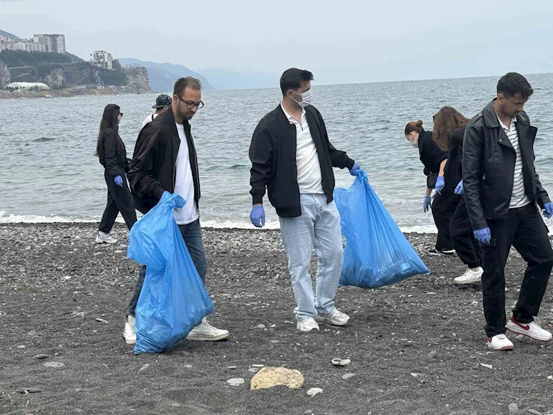 Öğrenciler sahilden poşet poşet çöp topladı
