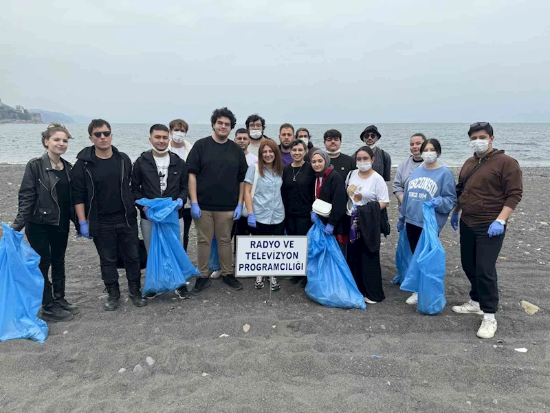 Öğrenciler sahilden poşet poşet çöp topladı
