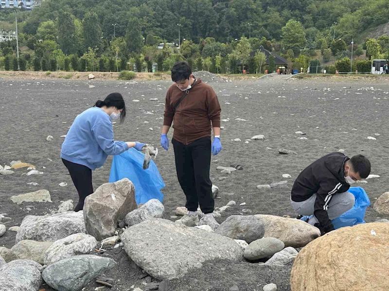 Öğrenciler sahilden poşet poşet çöp topladı
