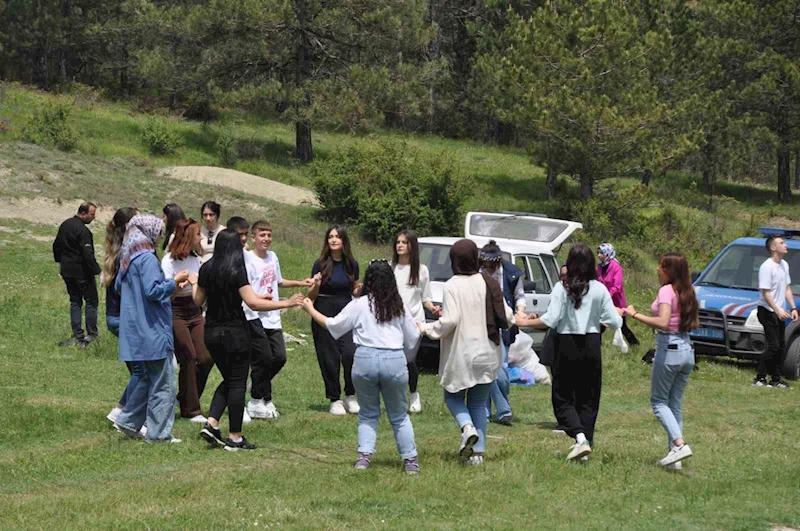 Onlarca genç 4 kilometre yürüdü
