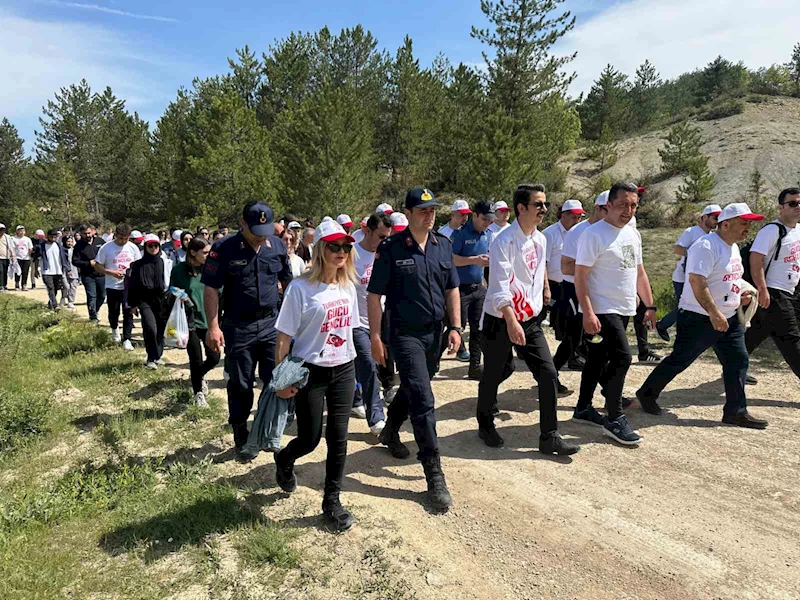 Onlarca genç 4 kilometre yürüdü
