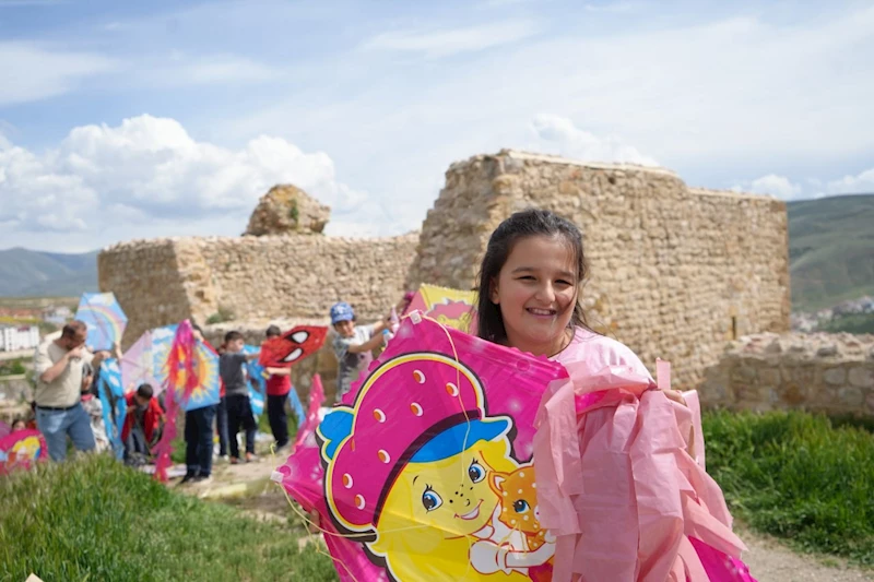 Tarihi kalenin surları öğrencilerin rengarenk uçurtmalarıyla renklendi
