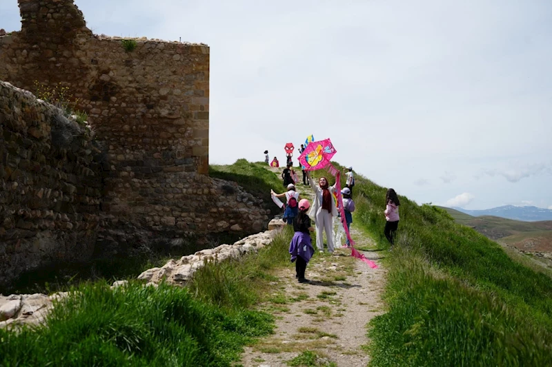 Tarihi kalenin surları öğrencilerin rengarenk uçurtmalarıyla renklendi
