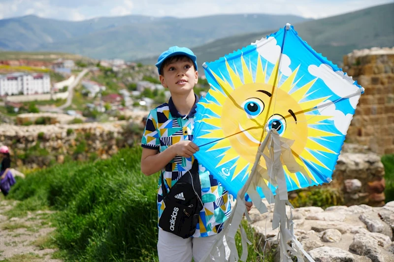 Tarihi kalenin surları öğrencilerin rengarenk uçurtmalarıyla renklendi
