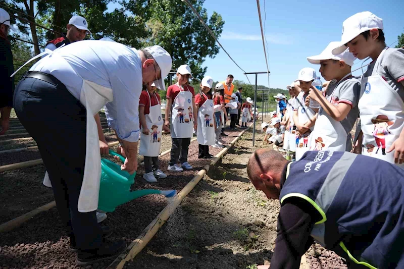 Çorum’da minikler fideleri toprakla buluşturdu
