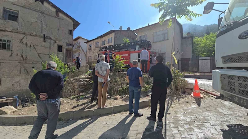 Ev yangınını film izler gibi izlediler
