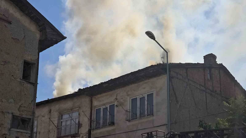 Ev yangınını film izler gibi izlediler
