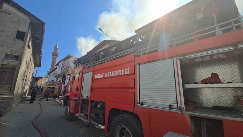 Ev yangınını film izler gibi izlediler
