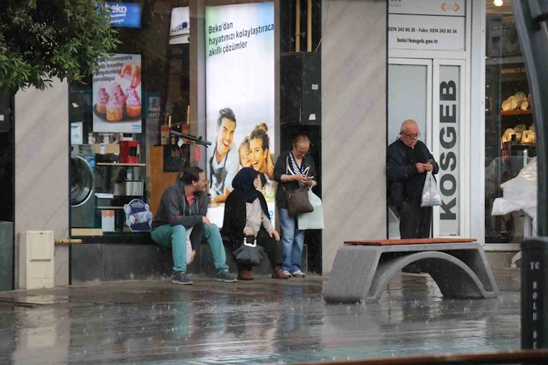 Bolu’da aniden bastıran sağanağa vatandaşlar hazırlıksız yakalandı
