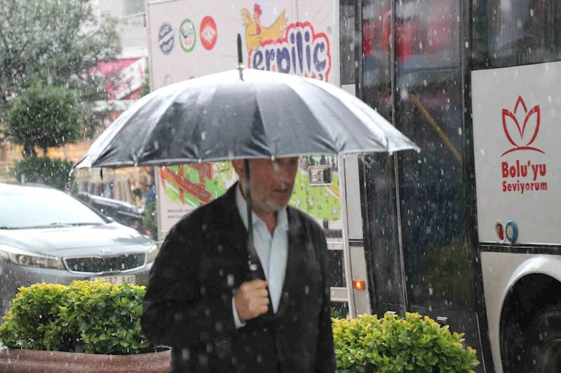 Bolu’da aniden bastıran sağanağa vatandaşlar hazırlıksız yakalandı
