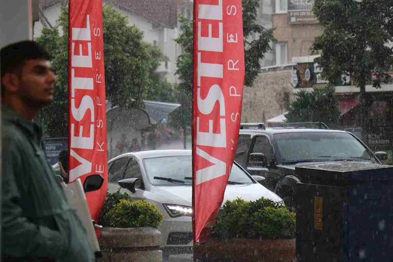 Bolu’da aniden bastıran sağanağa vatandaşlar hazırlıksız yakalandı
