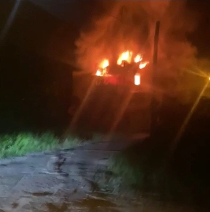 Sinop’ta 2 katlı ahşap ev alevlere teslim oldu
