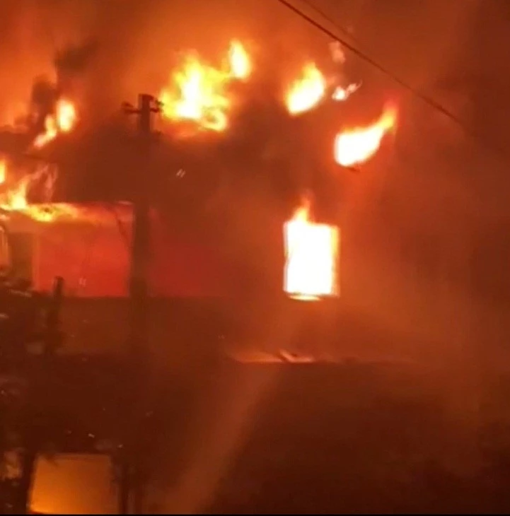 Sinop’ta 2 katlı ahşap ev alevlere teslim oldu
