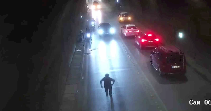 Amasya’da tünelde devrilen motosikletten düşerek metrelerce sürüklendiler, kaza anı kamerada
