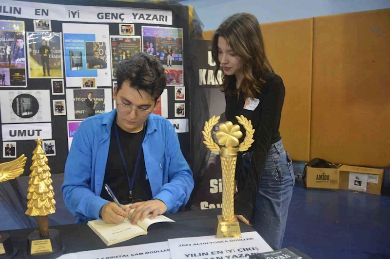 Yalnızlığını kitaplara anlattı, yılın en genç yazarı olarak 3 ödül birden aldı
