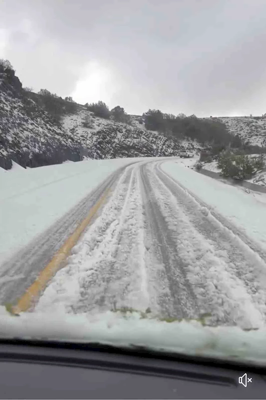 Dolu yağışı Pekün Dağını beyaza bürüdü

