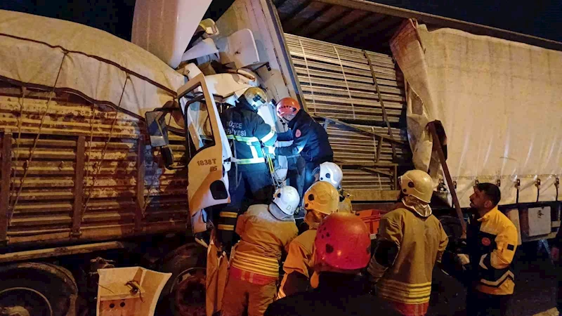 Otoyolda seyir halindeki tıra, arkasından gelen tır çarptı: 1 ölü
