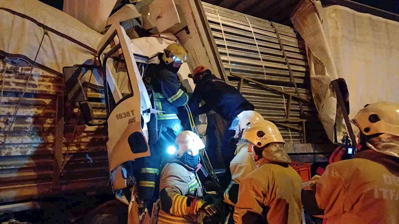 Otoyolda seyir halindeki tıra, arkasından gelen tır çarptı: 1 ölü
