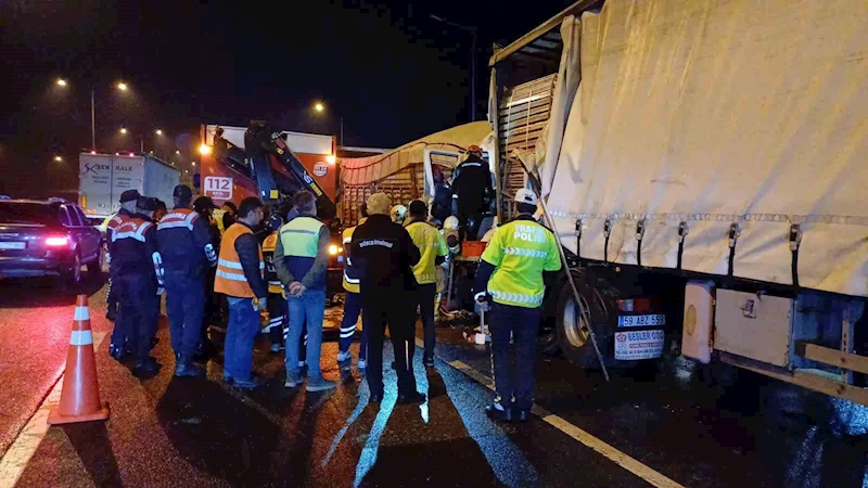 Otoyolda seyir halindeki tıra, arkasından gelen tır çarptı: 1 ölü
