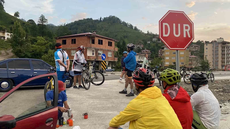 İranlı bisikletçiler ’Dünya yeşil kalsın, savaş olmasın’ diye pedal çevirdiler
