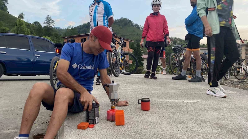 İranlı bisikletçiler ’Dünya yeşil kalsın, savaş olmasın’ diye pedal çevirdiler
